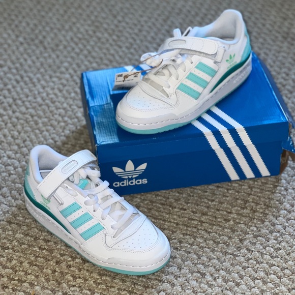 NEW Adidas Low Court women’s  size 6, with aqua stripes basketball shoe - Picture 1 of 11